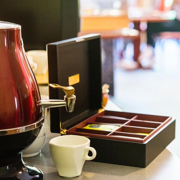 A coffee machine with a cup and a box of tea. - Hotel des Bains (Aix-les-Bains)