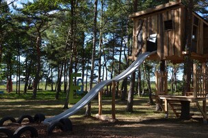 Área de juegos infantiles al aire libre