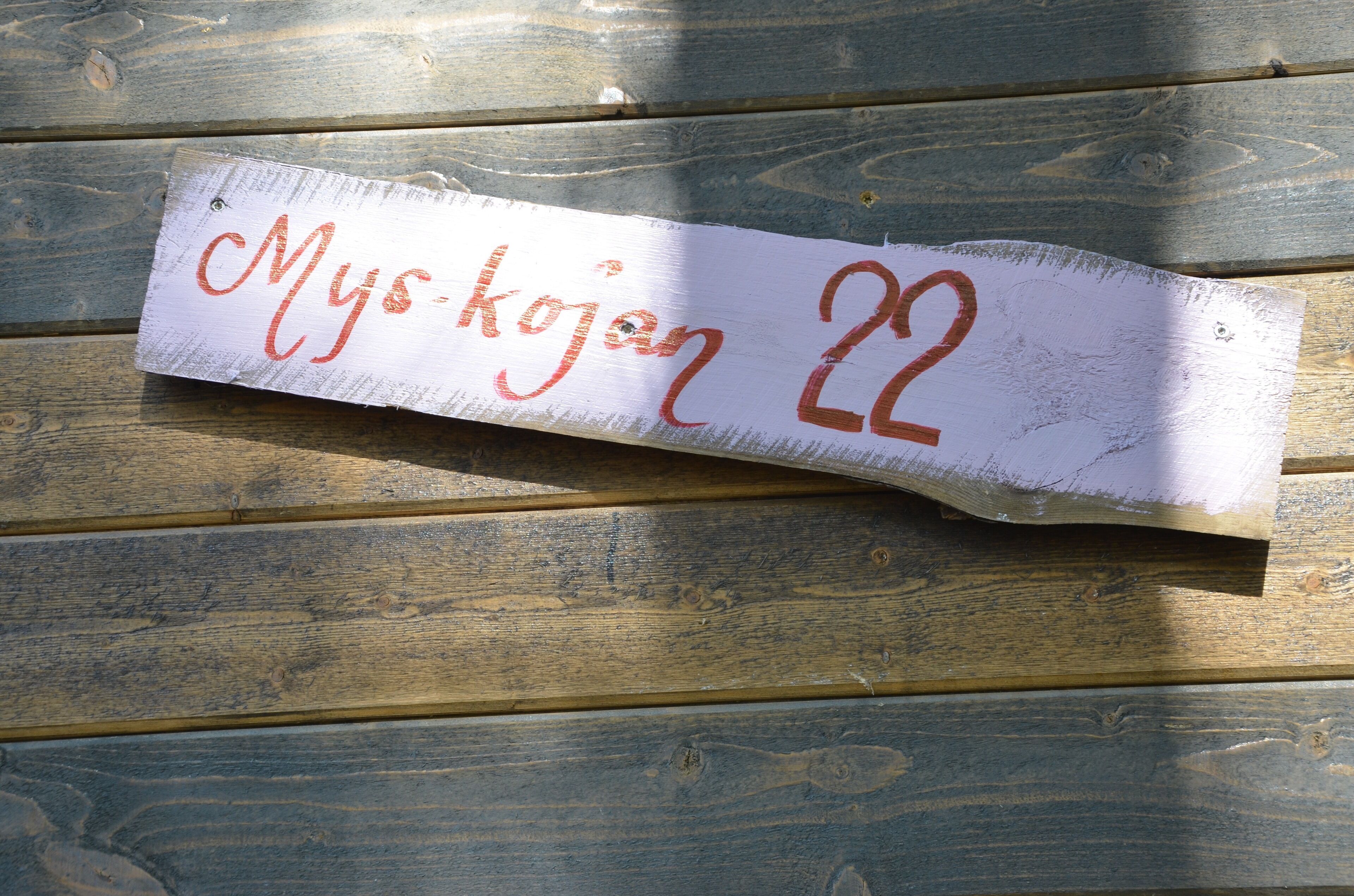 Una superficie de madera con un papel pegado que dice "Mys-kogen 22".