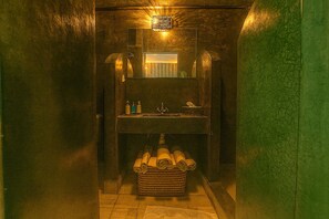Superior Triple Room (Le Matin) | Bathroom | Shower, hair dryer, towels, soap - Riad 111 & Spa (Marrakech)