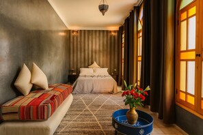 Habitación triple superior (Le Matin) | Espacio para trabajar con laptop, cortinas blackout y cunas gratuitas 