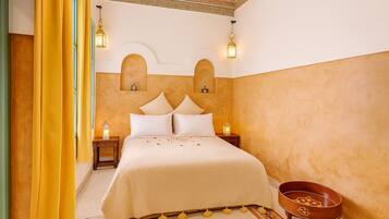 Habitación triple superior (Le Nid) | Espacio para trabajar con un portátil, cortinas opacas, cunas gratuitas