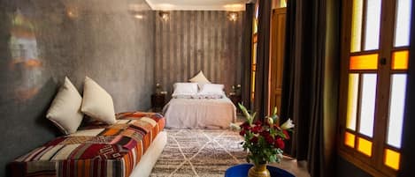 Habitación triple superior (Le Matin) | Espacio para trabajar con un portátil, cortinas opacas, cunas gratuitas