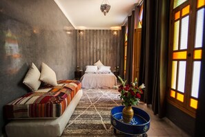 Espacio para trabajar con laptop, cortinas blackout y cunas gratuitas