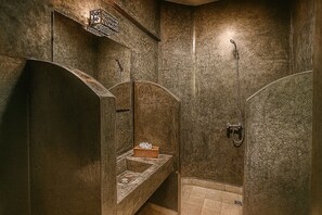 Habitación triple superior (Le Matin) | Baño | Ducha, secador de pelo, toallas y jabón