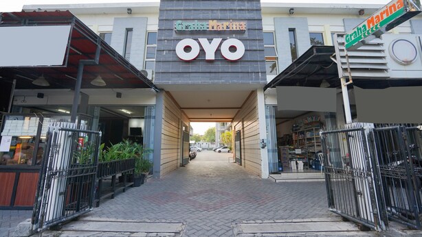 A commercial building with a sign reading "GRAHA Marina OYO" and a covered walkway leading to the entrance. - Hotel O Graha Marina (Surabaya)