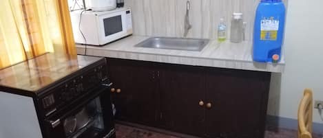 雪櫃、微波爐、電熱水壺、廚房用具/餐具/器皿