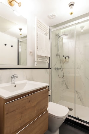 Habitación doble (Cozy) | Baño | Regadera, regadera tipo lluvia, amenidades de baño gratuitas