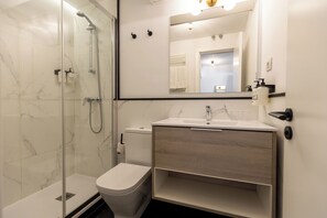 Habitación doble superior | Baño | Regadera, regadera tipo lluvia, amenidades de baño gratuitas 