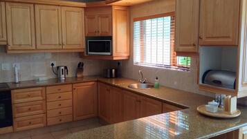 Double Room | Shared kitchen | Fridge, microwave, stovetop, electric kettle