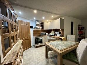 Four, plaque de cuisson, cafetière/bouilloire, bouilloire électrique