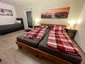 1 habitación, tabla de planchar con plancha, cunas y wifi gratis 