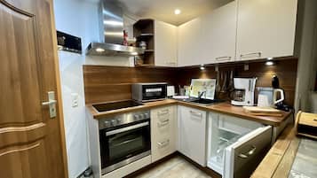 Oven, kompor, mesin pembuat kopi/teh, dan ketel listrik