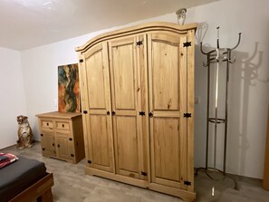 1 chambre, fer et planche à repasser, lits bébé (en supplément)