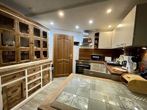 Four, plaque de cuisson, cafetière/bouilloire, bouilloire électrique