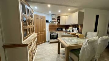 Oven, stovetop, coffee/tea maker, electric kettle