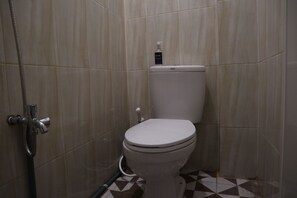 Standard Double Room | Bathroom - SPOT ON 1772 Hotel Penginapan Cemara Syariah (Payakumbuh)