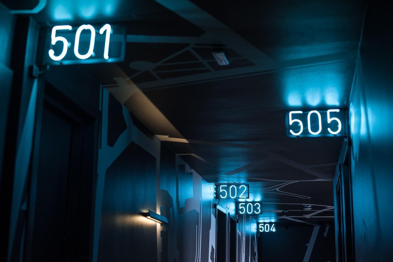 Un couloir où les numéros 501, 502, 503, 504 et 505 sont illuminés.