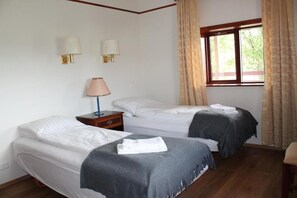 Chambre avec lits jumeaux, salle de bains privée