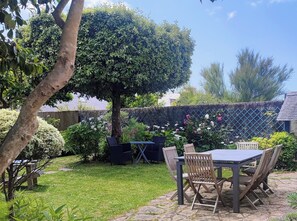 Outdoor dining - A seaside cottage with sea view, WIFI, equipped kitchen and enclosed garden (Clohars-Carnoët)
