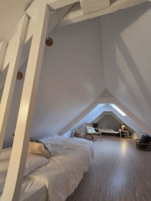 5 bedrooms, desk, iron/ironing board, travel crib
