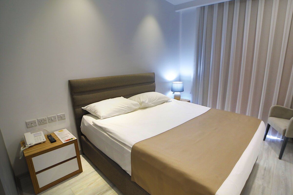 Standard Oda | Kaliteli yatak takımı, minibar, odada kasa, masa 