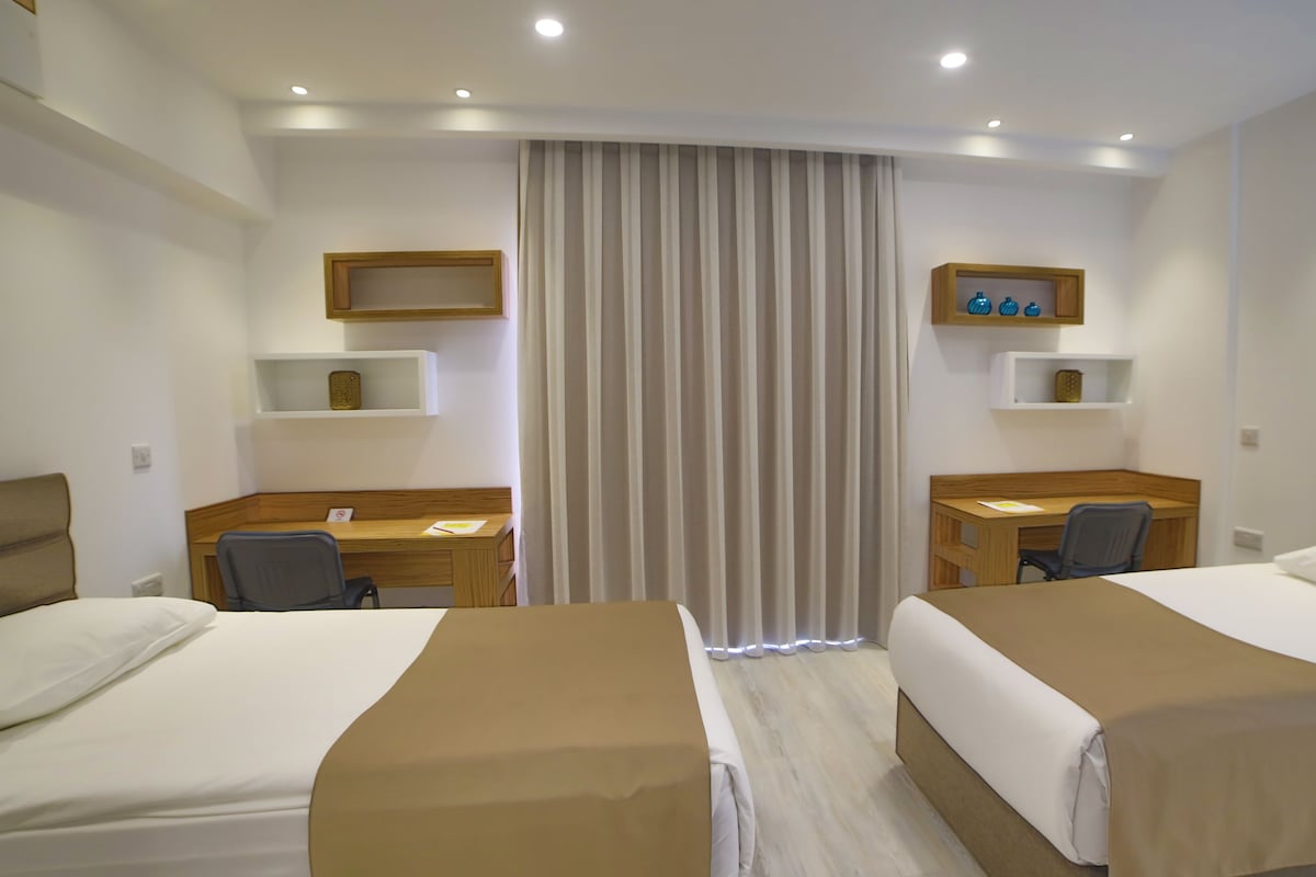 Twin Room | Kaliteli yatak takımı, minibar, odada kasa, masa 