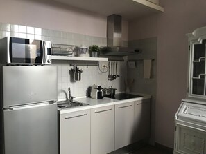 Réfrigérateur, micro-ondes, plaque de cuisson, cafetiÚre/bouilloire