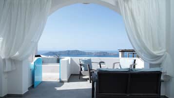 Double room with Caldera View | Safe på rommet, strykejern/-brett, wi-fi (inkludert) og sengetøy