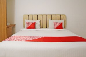 Deluxe Double Room | Free WiFi, bed sheets - Hotel O M Authentic Kost Man (Padang)