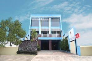 Vista frontal de la propiedad