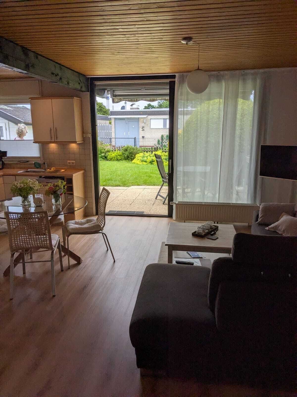 Älytelevisio, takka, kirjoja