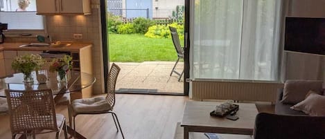 Smart TV, chimenea y libros