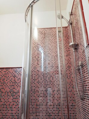Dusche, kostenlose Toilettenartikel, Haartrockner, Hausschuhe