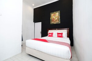Deluxe Double Room | Desk, free WiFi, bed sheets