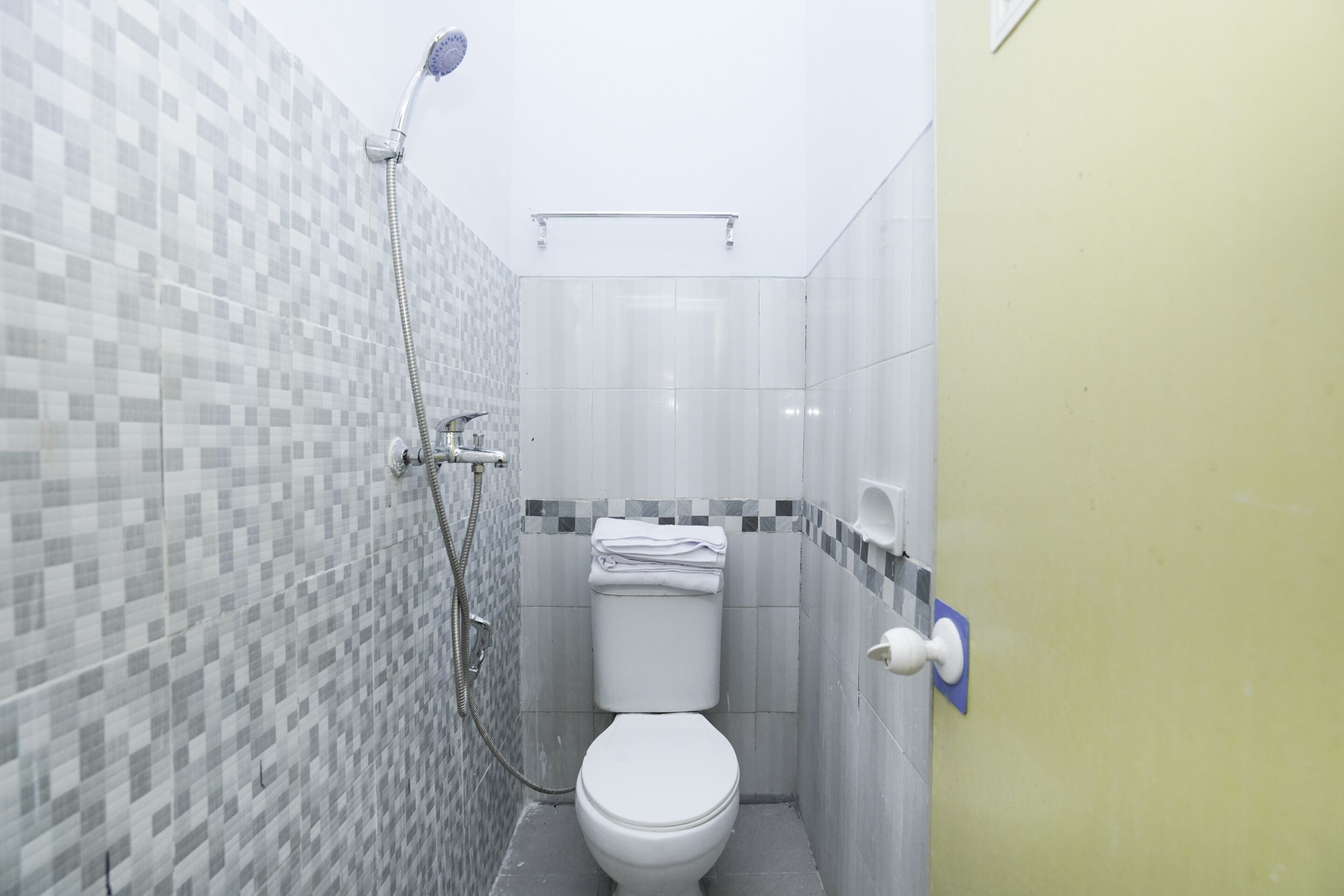 standard double room | bathroom | shower, towels