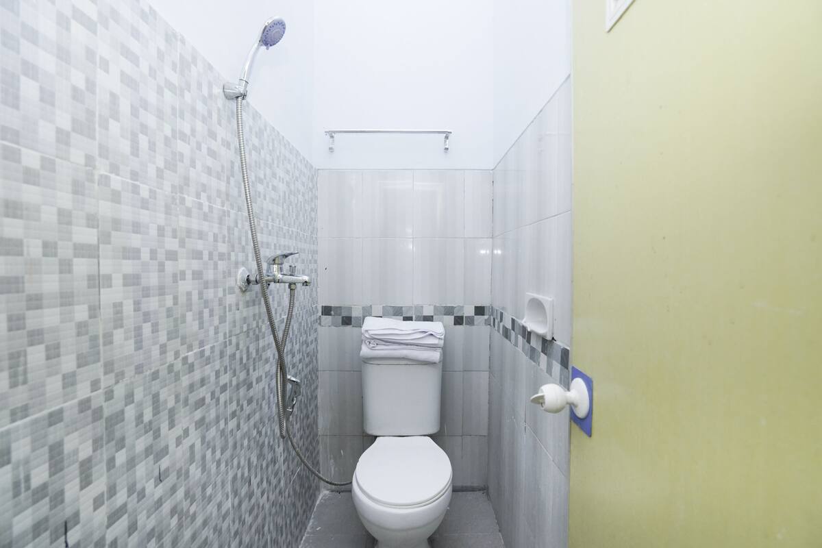 standard double room | bathroom | shower, towels