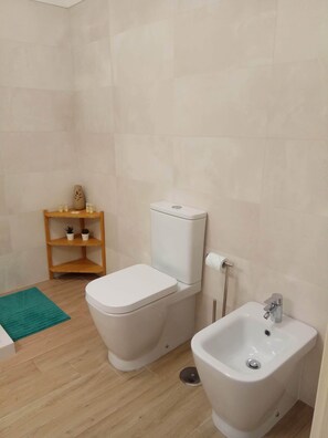 Dusche, Haartrockner, Bidet, Handtücher