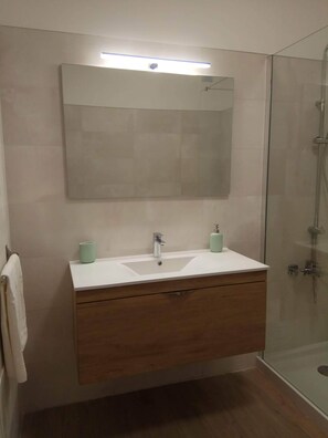 Shower, hair dryer, bidet, towels