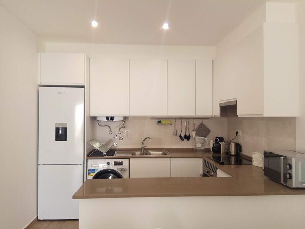 Réfrigérateur, micro-ondes, four, plaque de cuisson