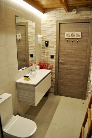 Duschwanne, Haartrockner, Handtücher