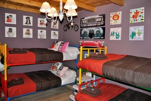 4 Schlafzimmer, Bügeleisen/Bügelbrett, Babybetten, Internetzugang