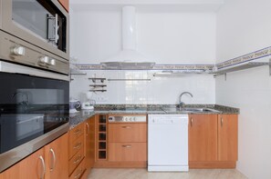 Kühlschrank, Mikrowelle, Ofen, Herdplatte