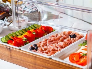 A buffet with various food options including vegetables, meats, and cheese. - Ahauser Land-&Golfhotel (Ahaus)