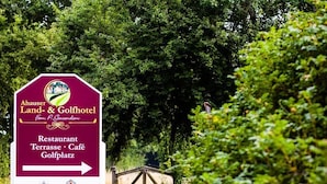 A sign for Ahauser Land- & Golfhotel with a restaurant, terrace, café, and golfplatz directions. - Ahauser Land-&Golfhotel (Ahaus)