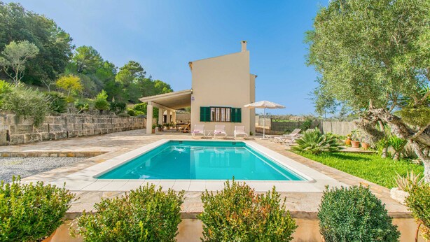 A swimming pool with lounge chairs and a small building with a sloped roof. - SON VADO rural finca for 4 people in Santa Margarita with pool (Santa Margalida)