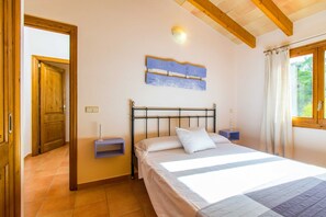 2 soverom, skrivebord, strykejern/-brett og reiseseng for barn