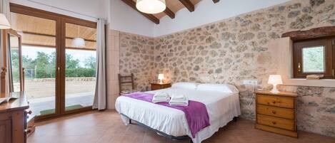 3 bedrooms, iron/ironing board, free WiFi, bed sheets