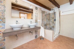 Dusche, Haartrockner, Bidet, Handtücher