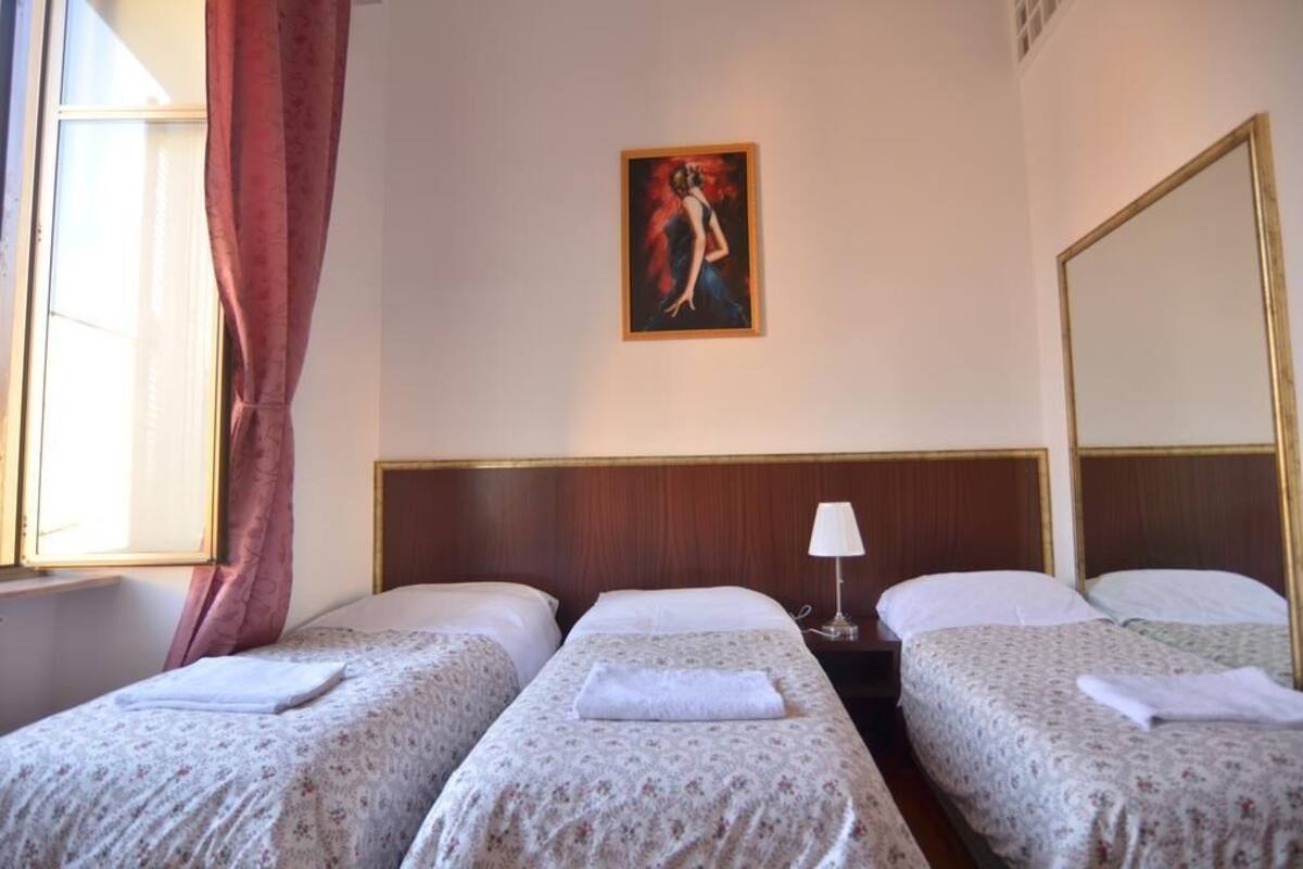 Quarto triplo | Cortinas blackout, Wi-Fi de cortesia